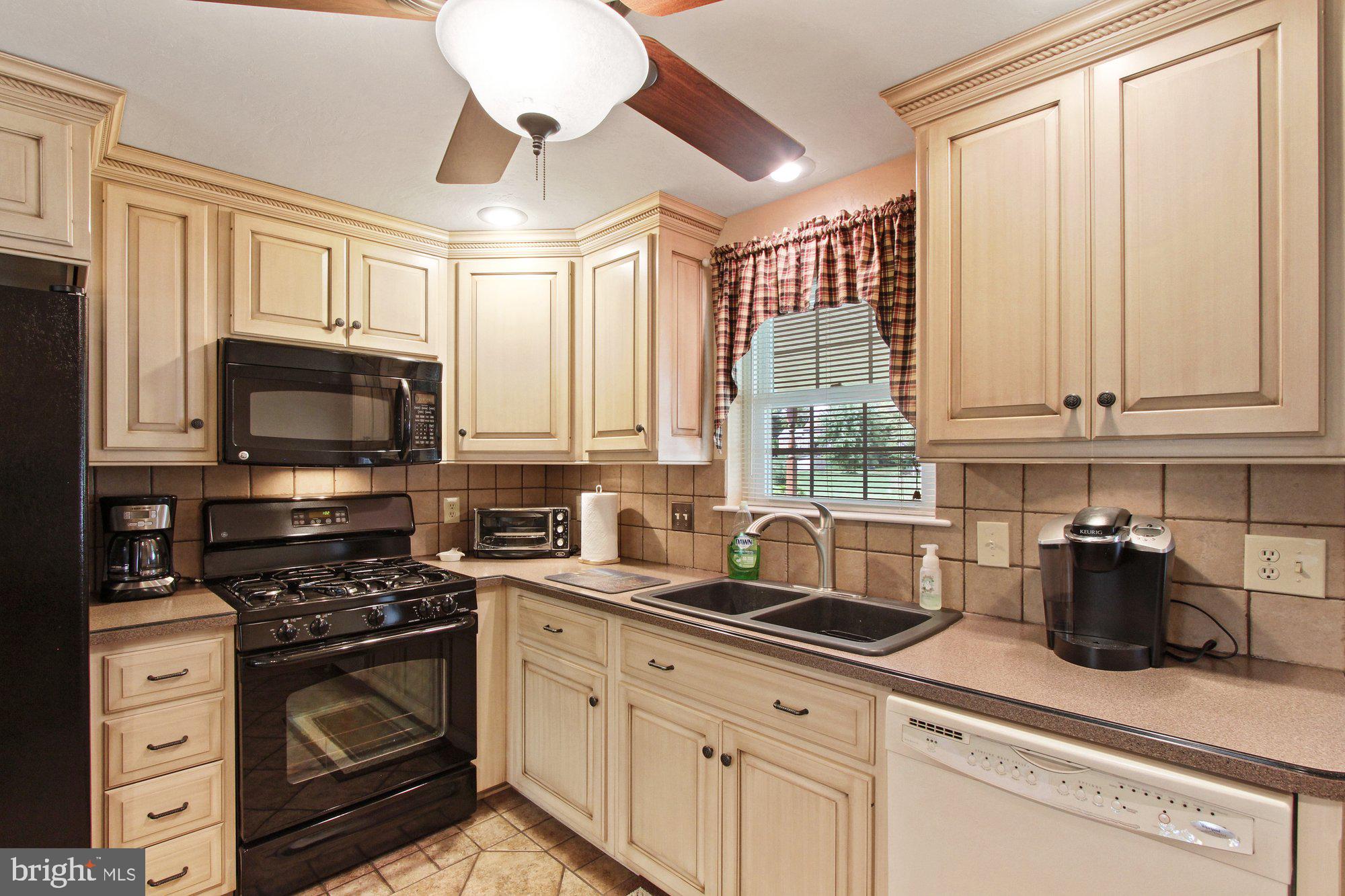 2413 Heather Road York, PA 17408 - Photo 7 of 27 Gallery Image 7