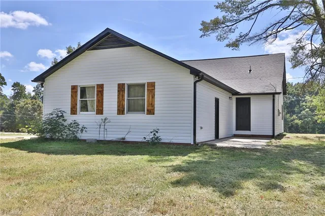 $325,000 | 1826 North Oak Ridge, Yadkinville, NC 27055