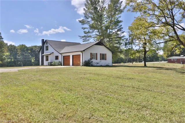 $325,000 | 1826 North Oak Ridge, Yadkinville, NC 27055