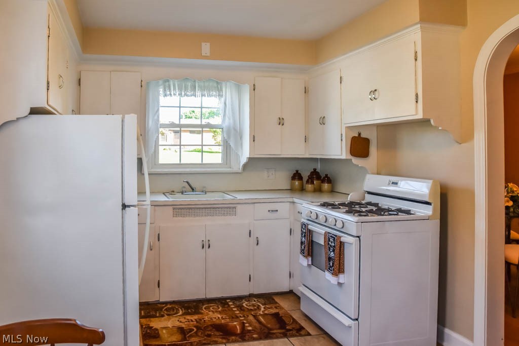 1553 Broad Avenue Northwest Canton, OH 44708 - Photo 4 of 20 Applianced eat-in kitchen.