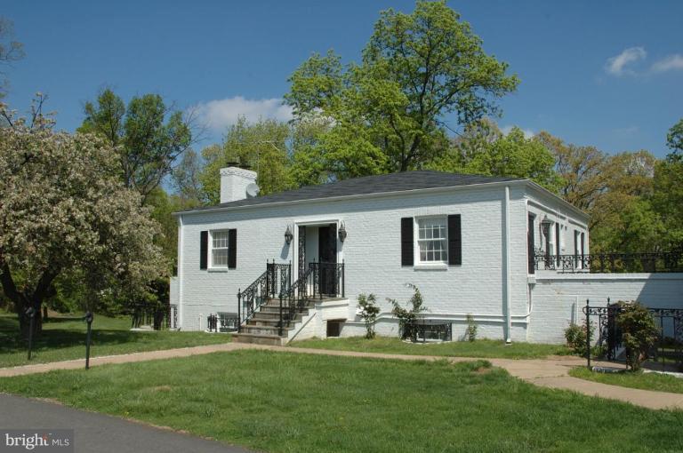 20166 Hogback Mountain Road Leesburg, VA 20175 - Photo 12 of 16 a view of a house with back yard