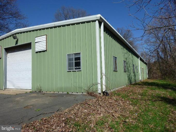 20166 Hogback Mountain Road Leesburg, VA 20175 - Photo 6 of 16 a front view of a house with garden