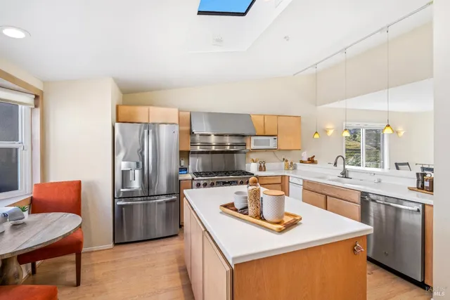 $1,950,000 | 121 Red Hill Circle, Tiburon, CA 94920