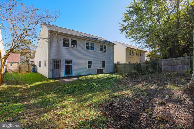 a view of a house with backyard