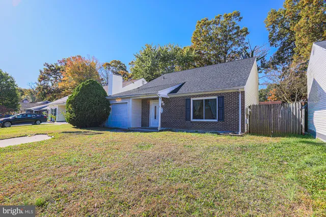 a view of a house with backyard and garden