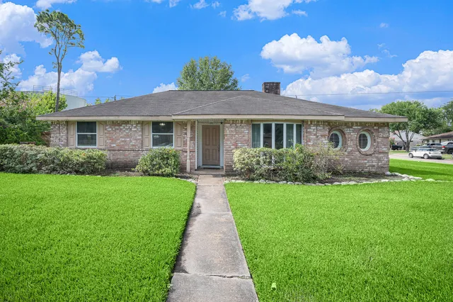 $285,000 | 515 Brandywyne Drive, Friendswood, TX 77546