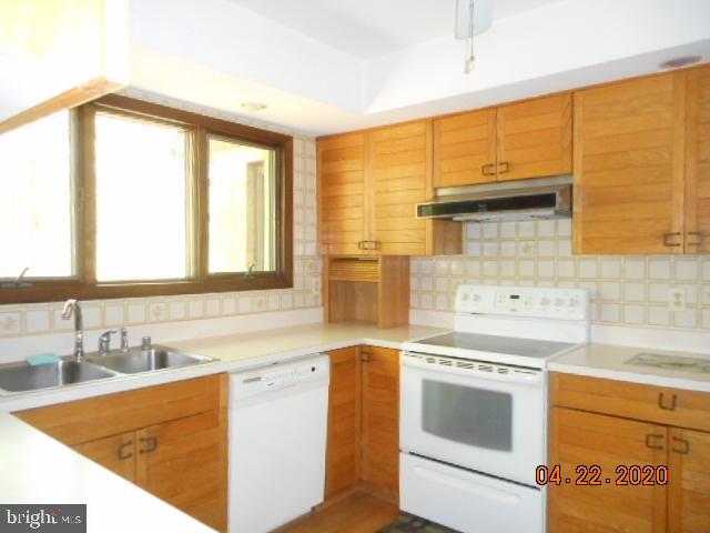 3200 Hickory Ridge Road Dunkirk, MD 20754 - Photo 16 of 44 a kitchen with a stove a sink and a refrigerator