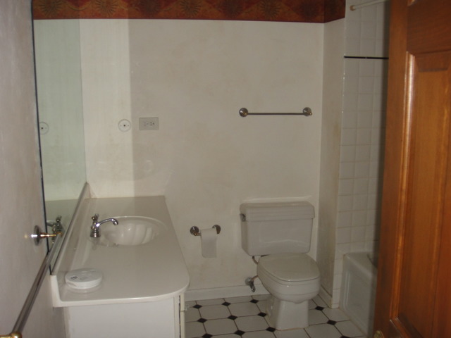 28W726 Wagner Road Naperville, IL 60564 - Photo 18 of 22 a bathroom with a bathtub