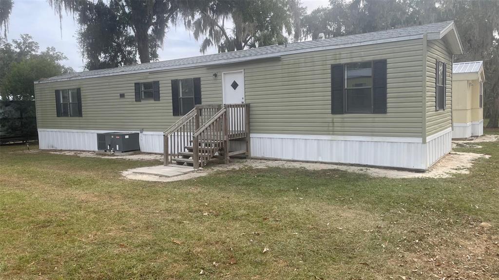 a view of back yard of the house