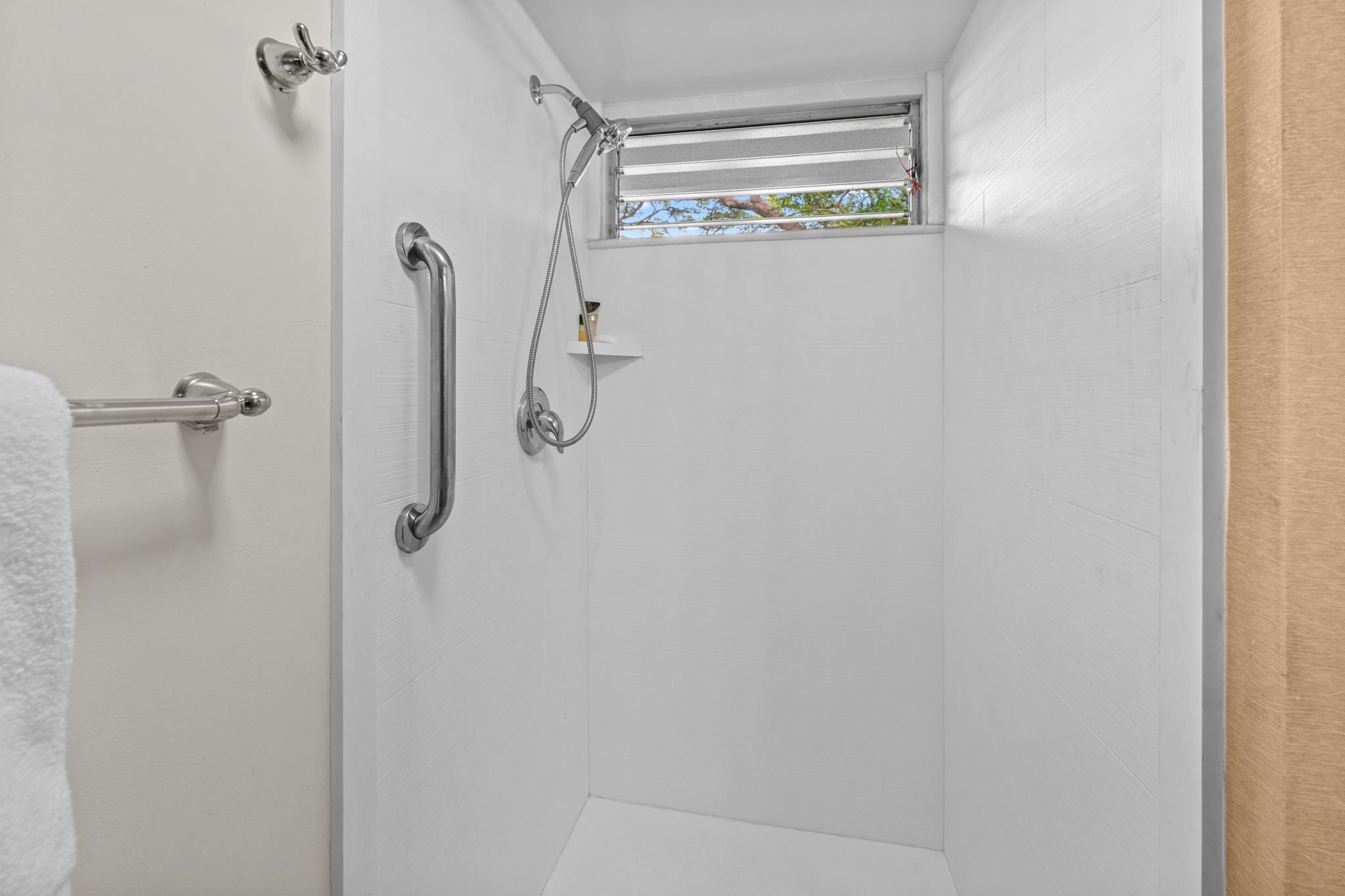 5315 Lower Honoapiilani Road, Unit D128 Lahaina, HI 96761 - Photo 14 of 24 a bathroom with a shower