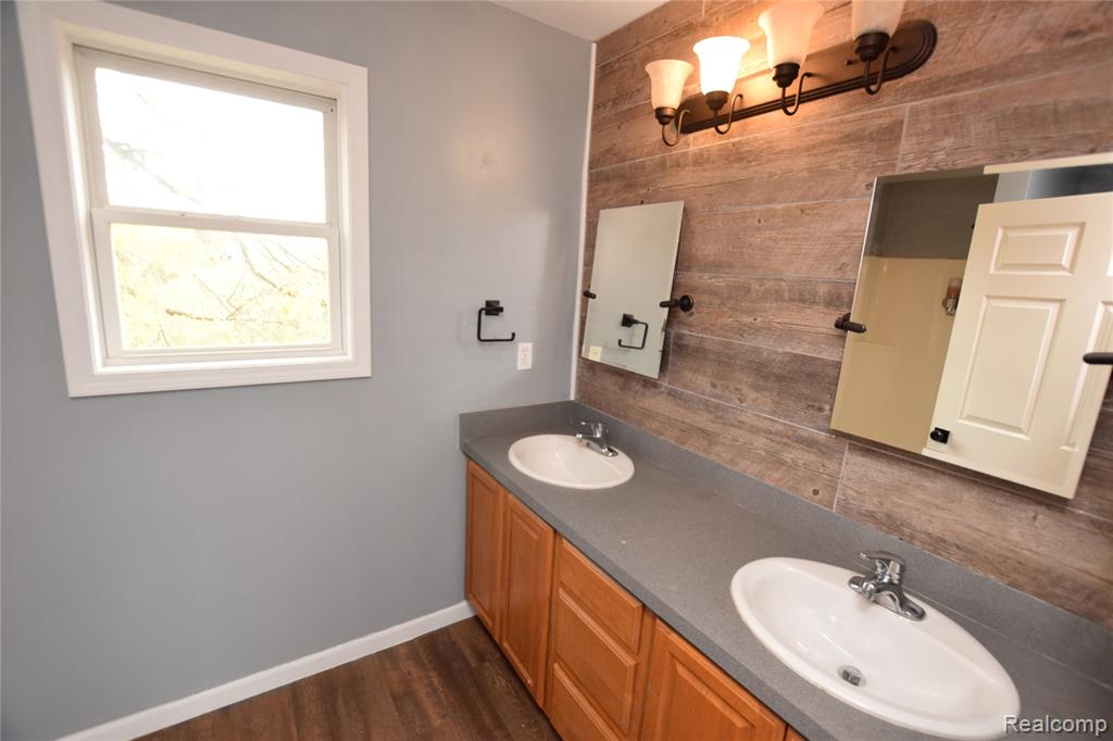 12215 County Line Road Ortonville, MI 48462 - Photo 9 of 20