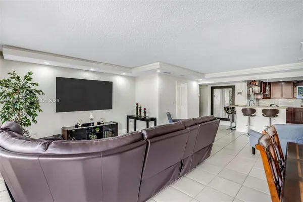 $340,000 | 9210 Fontainebleau Boulevard, Unit 104, Miami, FL 33172