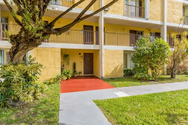 $340,000 | 9210 Fontainebleau Boulevard, Unit 104, Miami, FL 33172