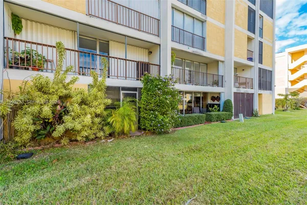 $340,000 | 9210 Fontainebleau Boulevard, Unit 104, Miami, FL 33172