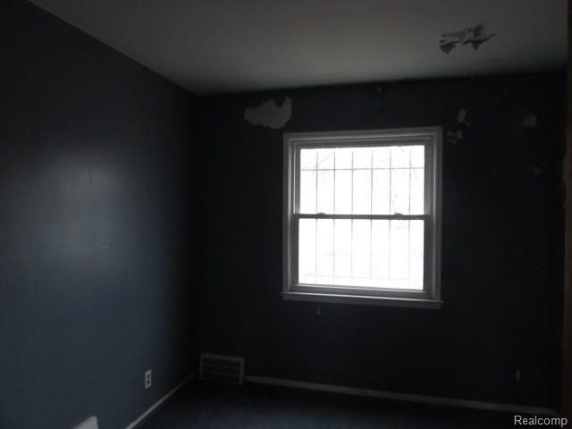 20047 Moross Road Detroit, MI 48224 - Photo 8 of 15 261-810047-bed2.JPG