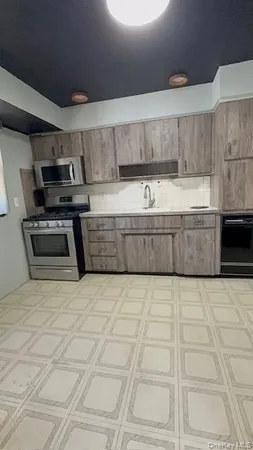 $3,500 | 11 Edwards Place, Valley Stream, NY 11580