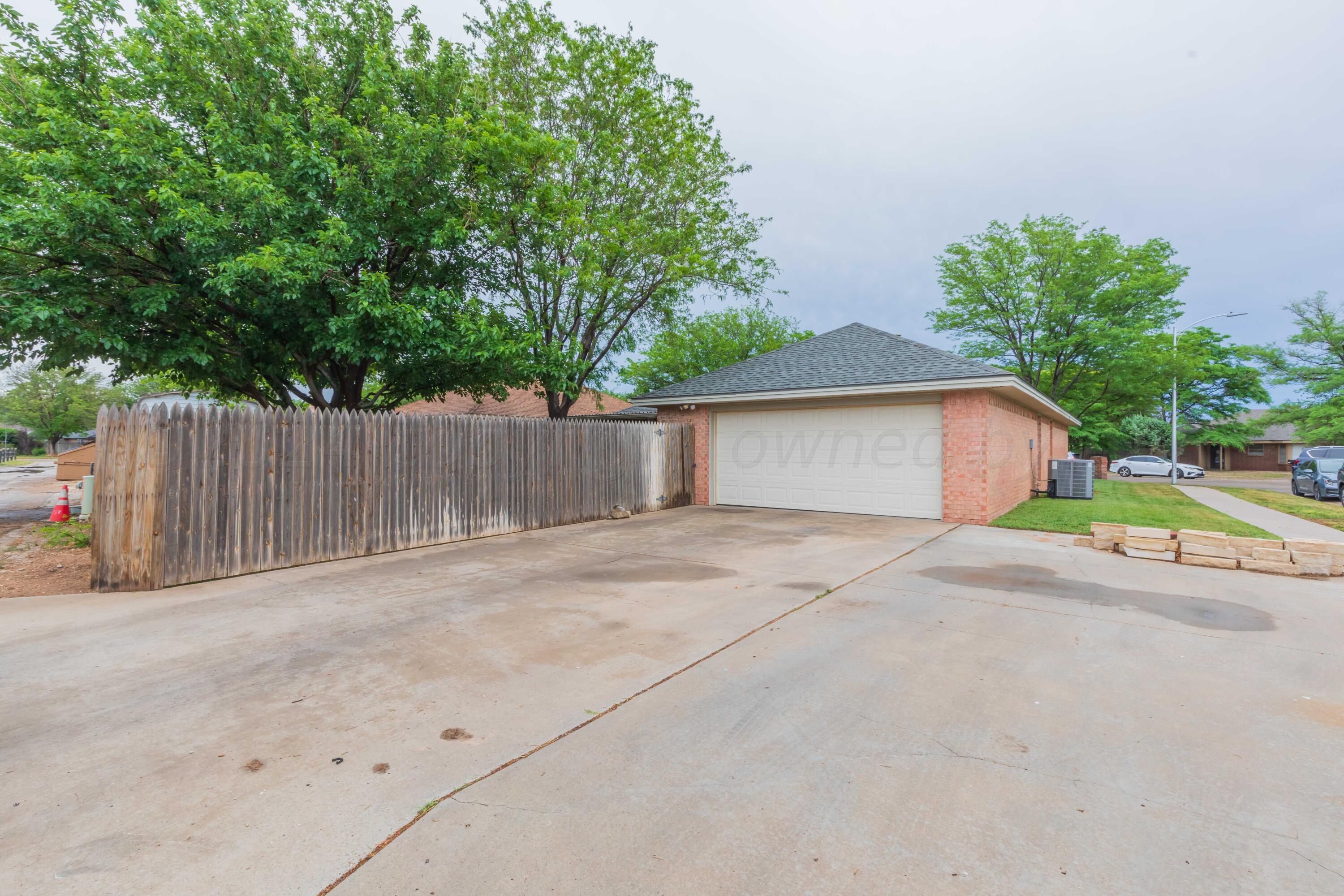 6706 Brandon Road Amarillo, TX 79109 - Photo 33 of 37 GARAGE VIEW 1
