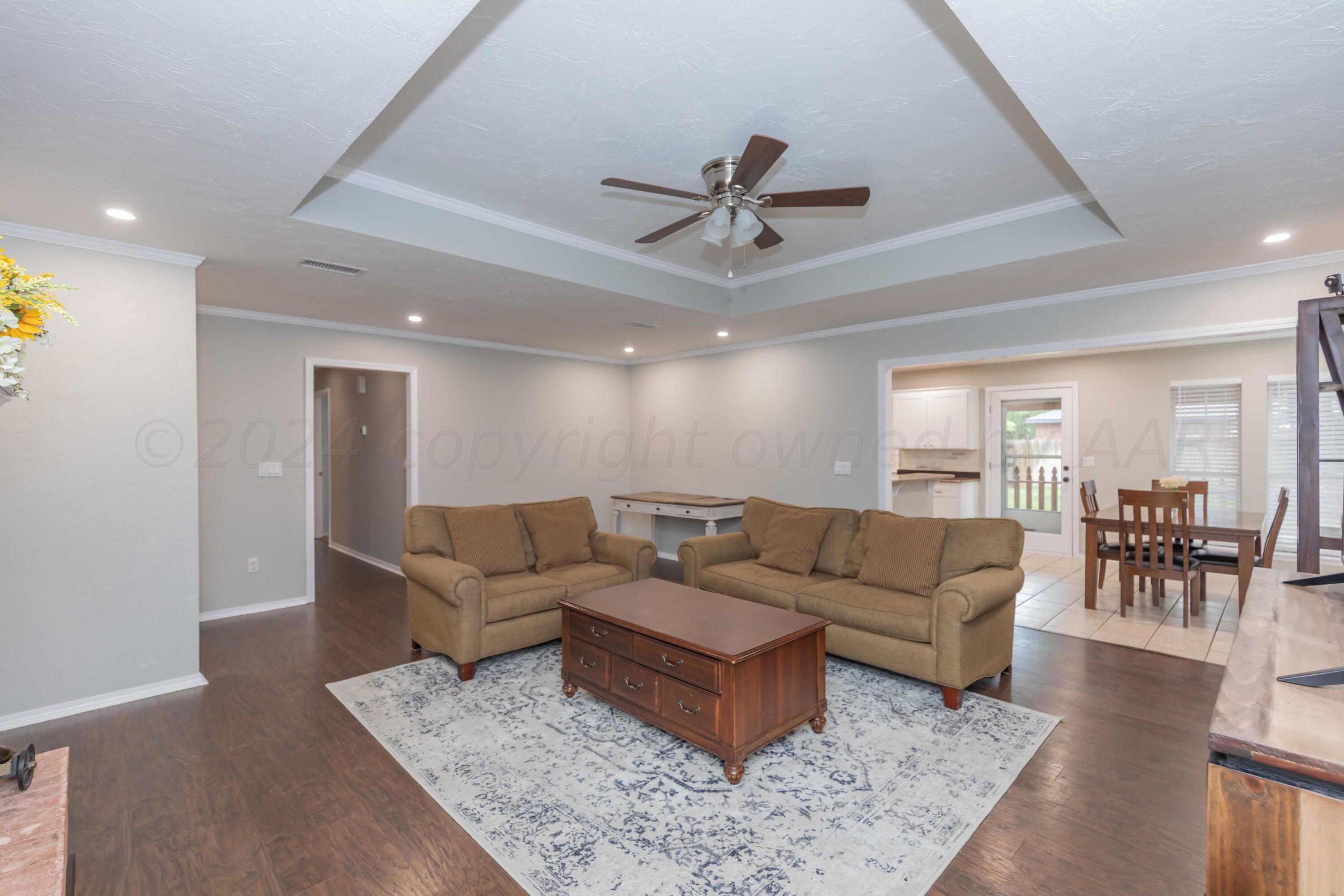 6706 Brandon Road Amarillo, TX 79109 - Photo 4 of 37 LIVING ROOM