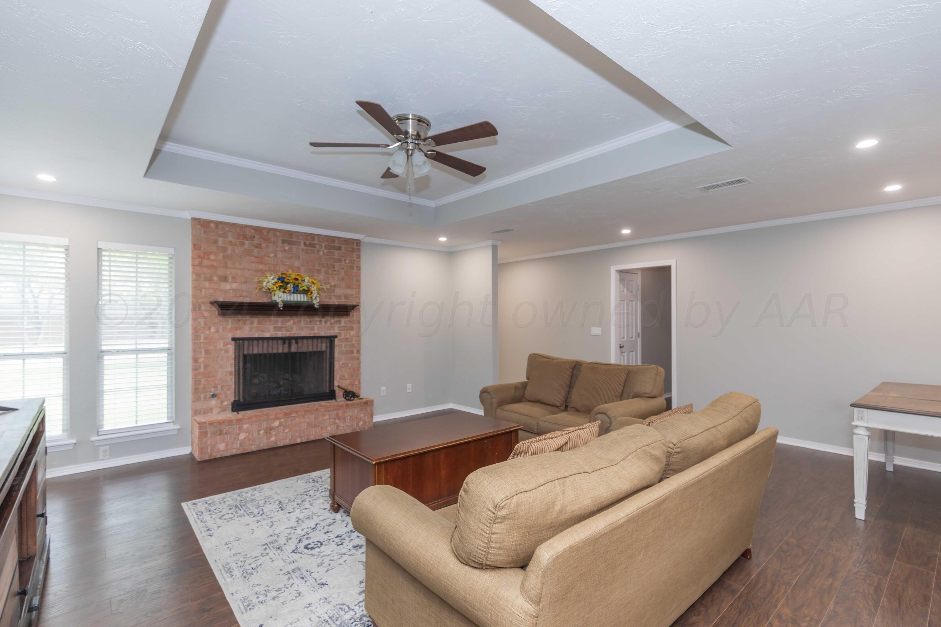 6706 Brandon Road Amarillo, TX 79109 - Photo 7 of 37 LIVING ROOM