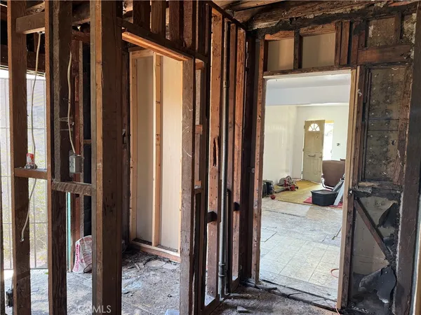 a view of a house with backyard and tub