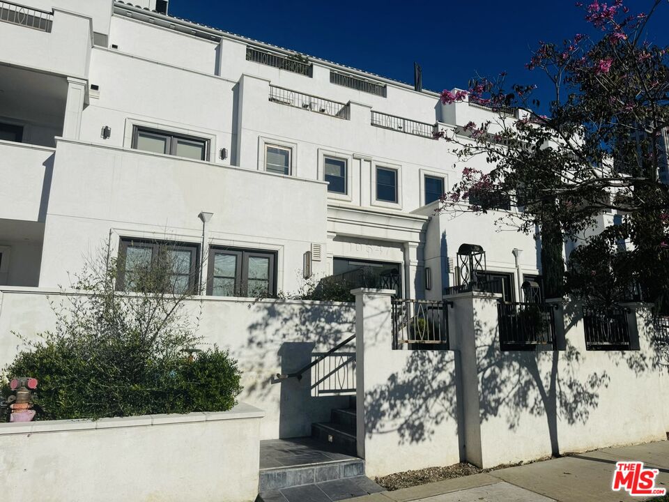 a view of a front of house with street view