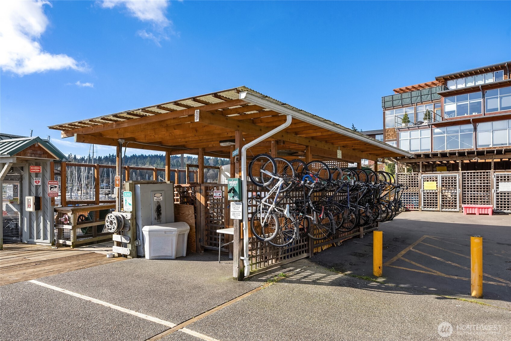 141 Parfitt Way Southwest, Unit C39 Bainbridge Island, WA 98110 - Photo 25 of 27 a view of a patio with table and chairs under an umbrella