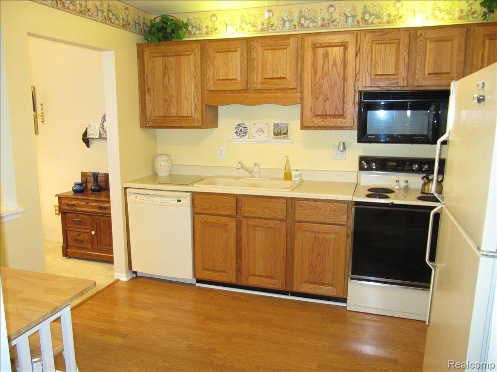 1350 Crescent Lane Rochester, MI 48306 - Photo 8 of 14 kitchen