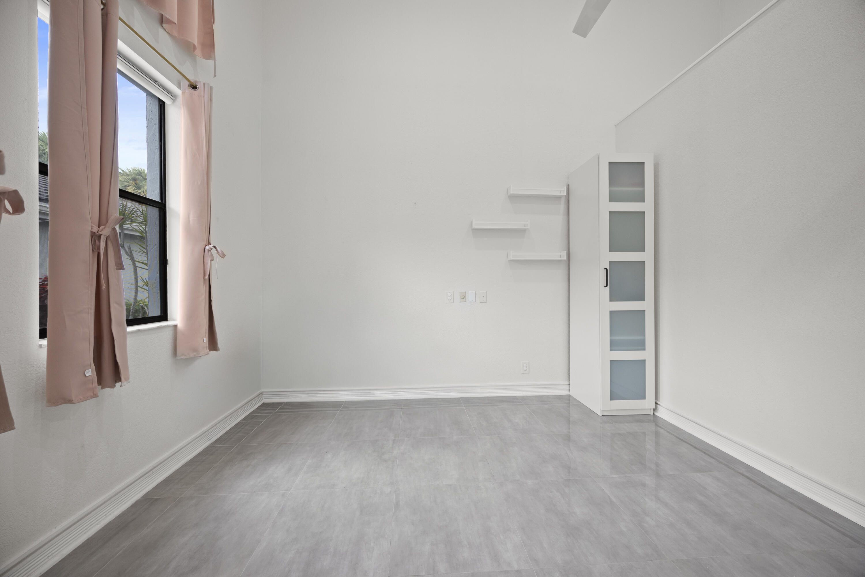 10106 Spyglass Way Boca Raton, FL 33498 - Photo 28 of 56 an empty room with a empty space