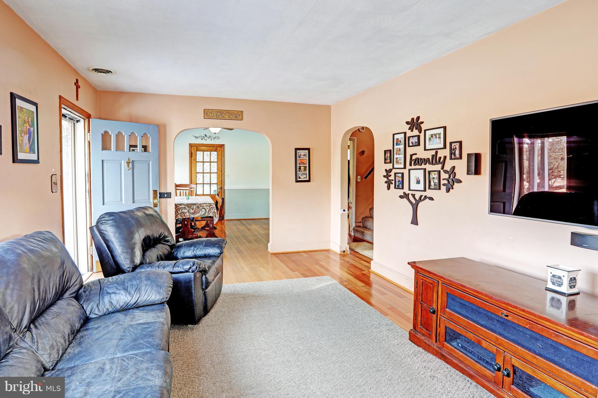 505 Uniontown Road Westminster, MD 21158 - Photo 5 of 26 Living Room