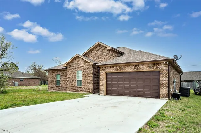 $359,900 | 324 Windjammer Road, Gun Barrel City, TX 75156
