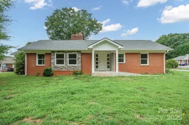 a view of a house with backyard porch and garden