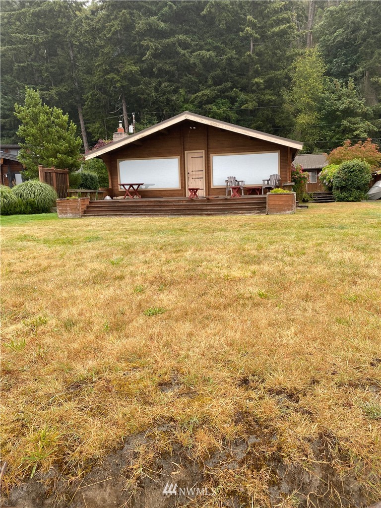 6308 South Bay Road Freeland, WA 98249 - Photo 4 of 5 a blue swimming pool is sitting in the backyard of house
