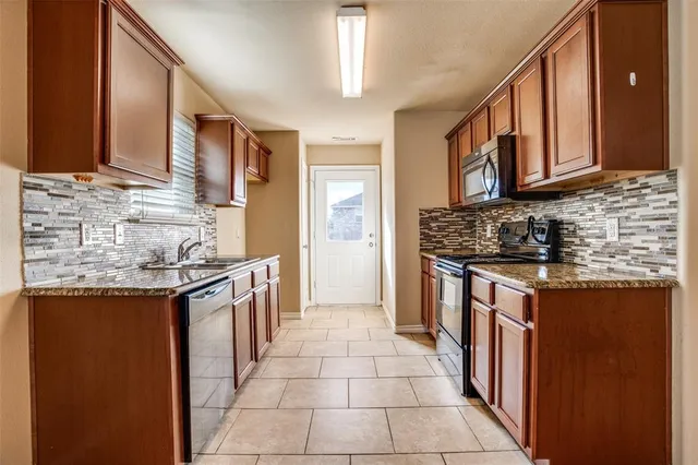 $1,600 | 811 East College Avenue, Princeton, TX 75407