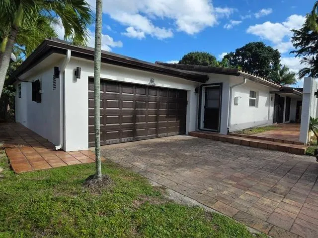 a view of a house with backyard
