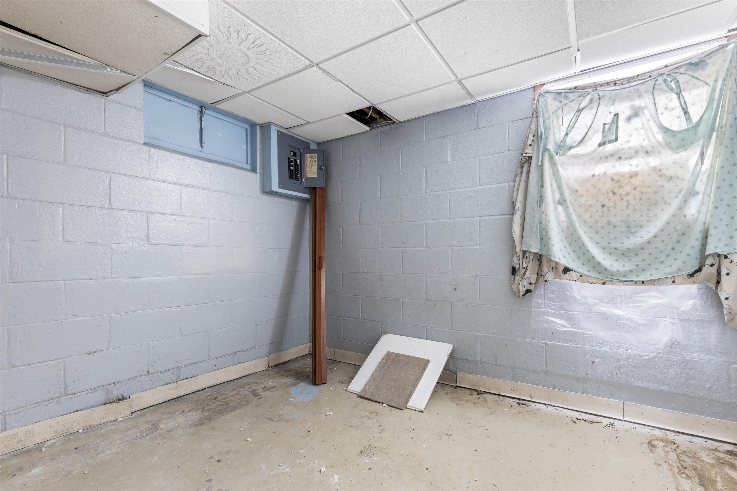 907 Woolf Court Rochelle, IL 61068 - Photo 11 of 15 a view of a garage