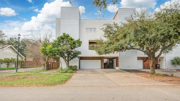 $3,200 | 3910 Austin Street, Houston, TX 77004