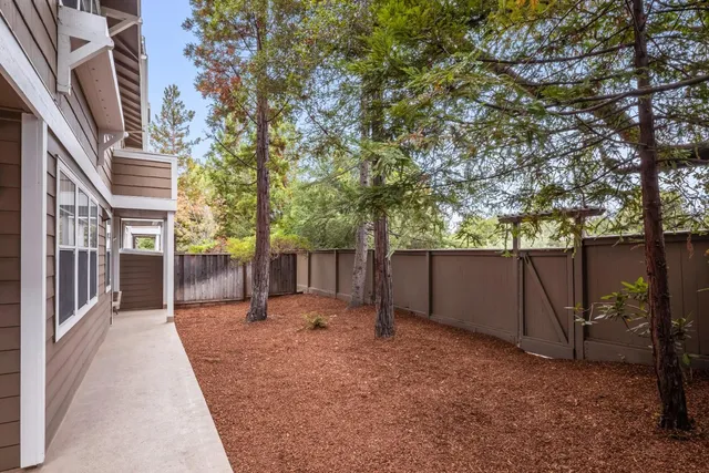 a view of entryway with backyard of house