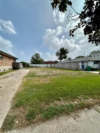 $205,000 | 613 Lake Avenue, Metairie, LA 70005