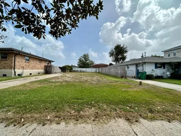 $205,000 | 613 Lake Avenue, Metairie, LA 70005