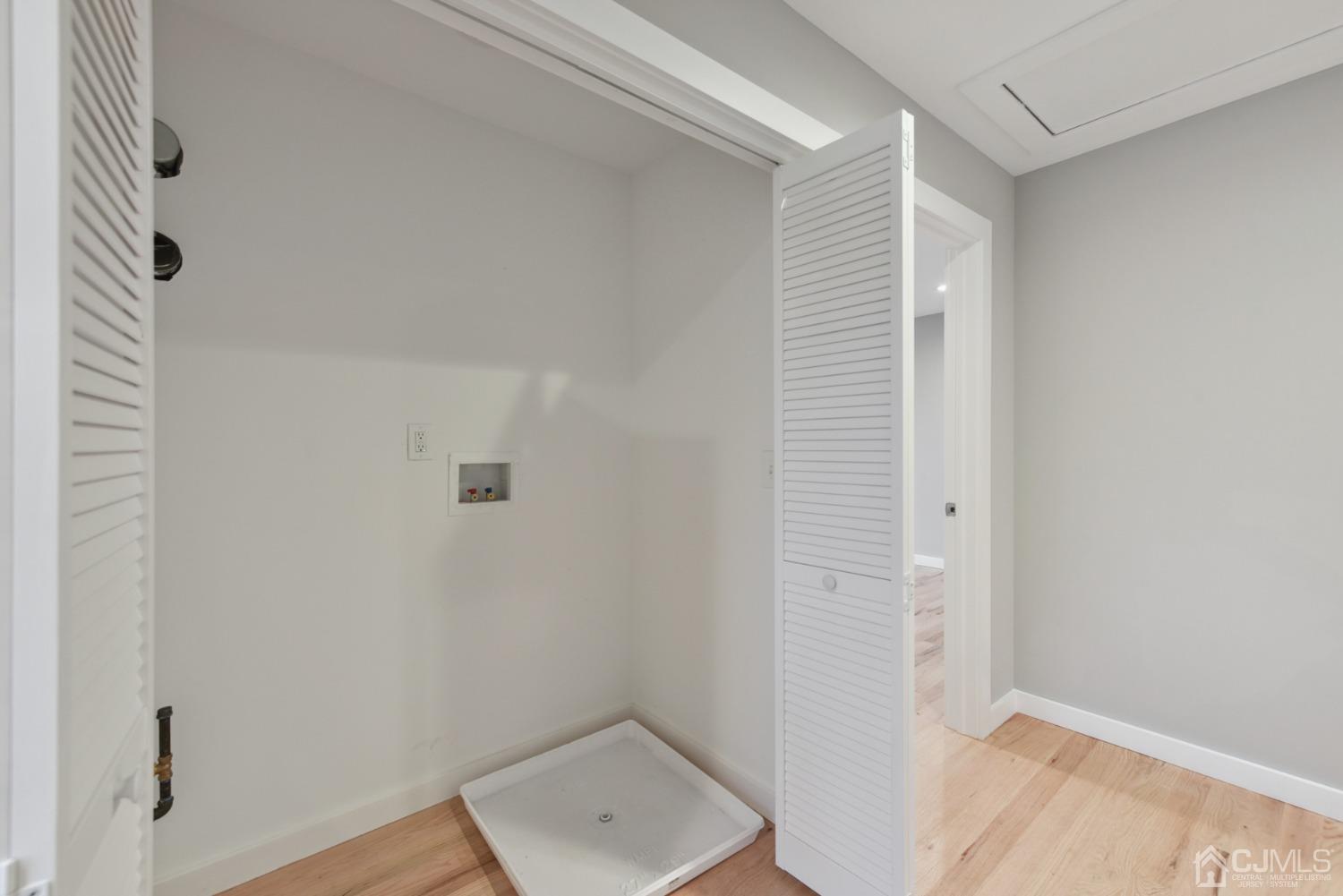 13 Albany Street Edison, NJ 08837 - Photo 15 of 26 a small space with a window