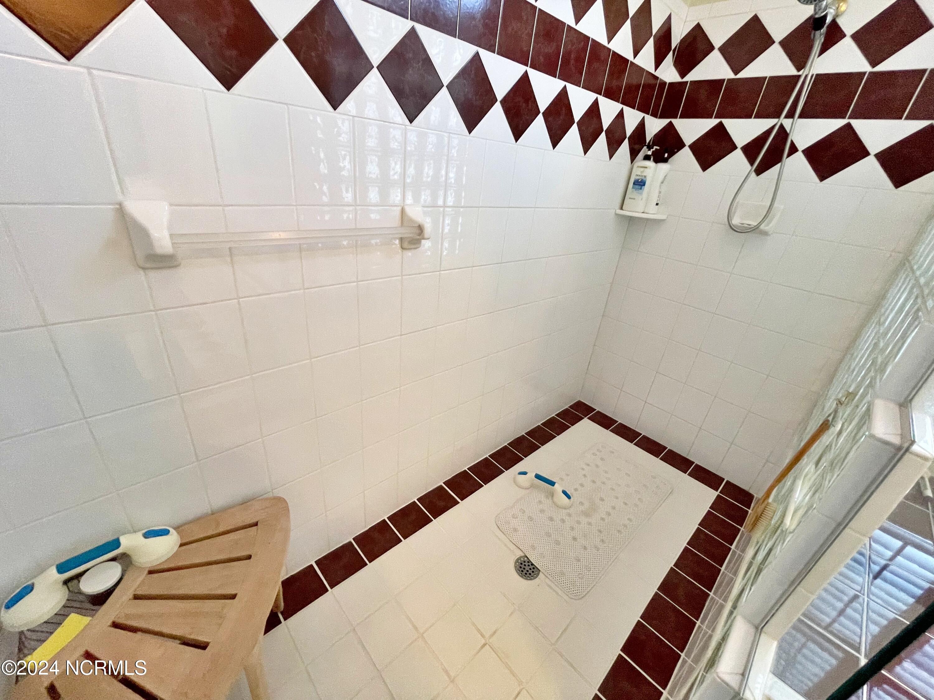 214 Nydegg Road New Bern, NC 28562 - Photo 29 of 76 BIG WALK-IN SHOWER