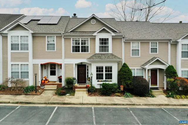 a view of a yard in front of house