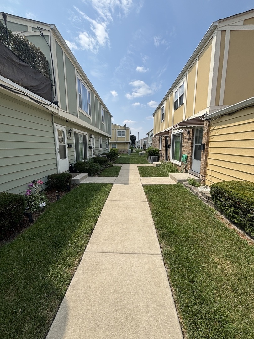 20124 Oak Lane Lynwood, IL 60411 - Photo 16 of 19 a view of house with garden