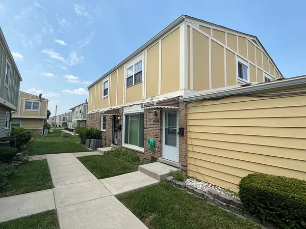 a view of a house with a yard