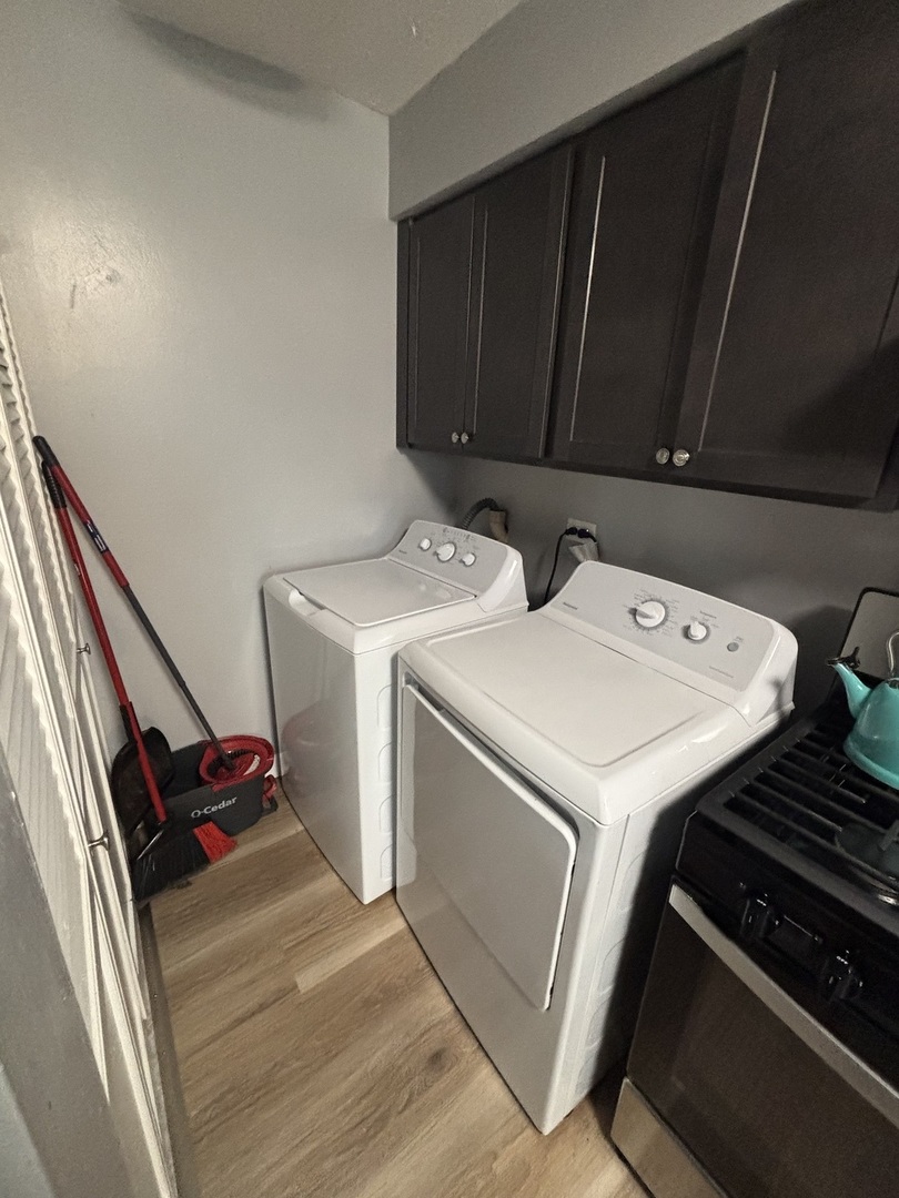 20124 Oak Lane Lynwood, IL 60411 - Photo 9 of 19 a utility room with dryer and washer