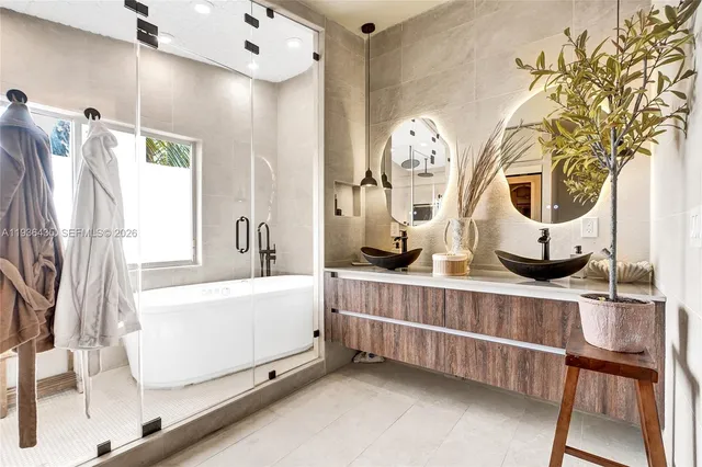 $1,395,000 | 2570 Northeast 201st Street, Miami, FL 33180