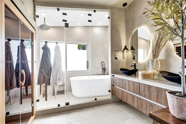 $1,395,000 | 2570 Northeast 201st Street, Miami, FL 33180