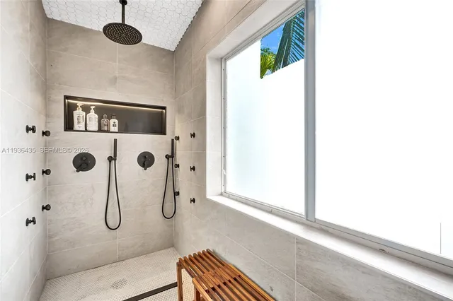 $1,395,000 | 2570 Northeast 201st Street, Miami, FL 33180