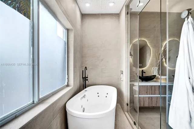 $1,395,000 | 2570 Northeast 201st Street, Miami, FL 33180