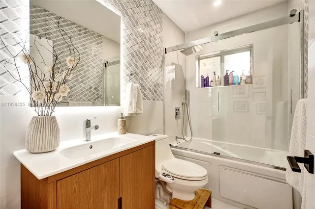 $1,395,000 | 2570 Northeast 201st Street, Miami, FL 33180